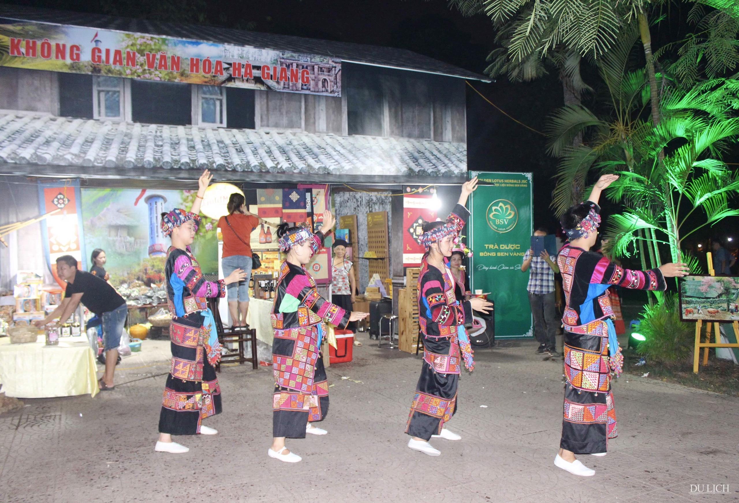 Biểu diễn múa dân tộc Lô Lô tại không gian văn hoá Hà Giang